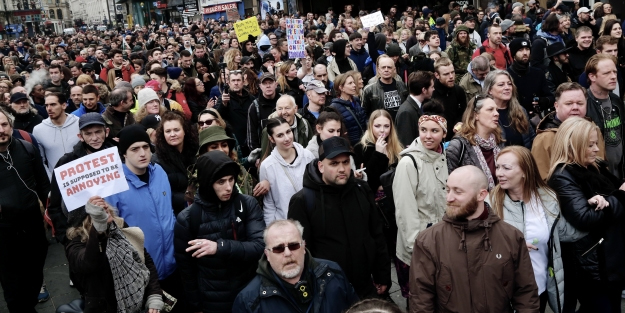 Londra'da halk sokağa indi! Maskeleri çıkarıp bakın ne istediler