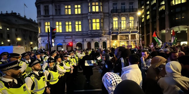 Londra'da katil İsrail'e tepki gösterdiler