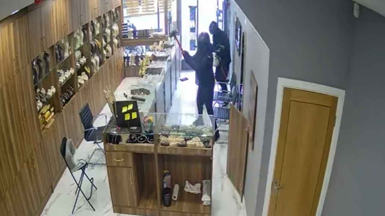 Londra'da palalı soygun dehşeti! Türk kuyumcusunu motorla bastılar: Vatandaş süpürgeyle karşı koydu!