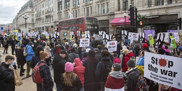 Londra'da Ukrayna için sokağa döküldüler!