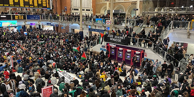 Londra'da yüzlerce kişi tren garını kapattı! 'Filistin'de soykırımı durdurun'