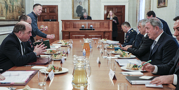 Londra'ya giden Bakan Akar'dan önemli görüşme