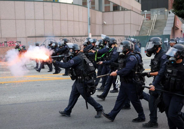 Los Angeles kaynıyor! Trump’ın asker gönderme kararı tepki çekti… Göçmen protestoları tırmanıyor