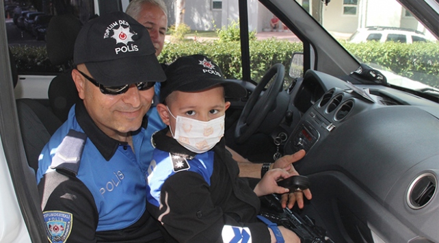 Lösemi hastası 6 yaşındaki Ayaz, ilik tedavisine polis eşliğinde gitti