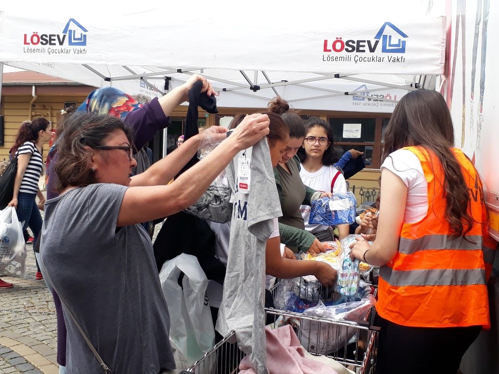 LÖSEV Tırı Bandırma’da iyilik ve umut dağıttı 