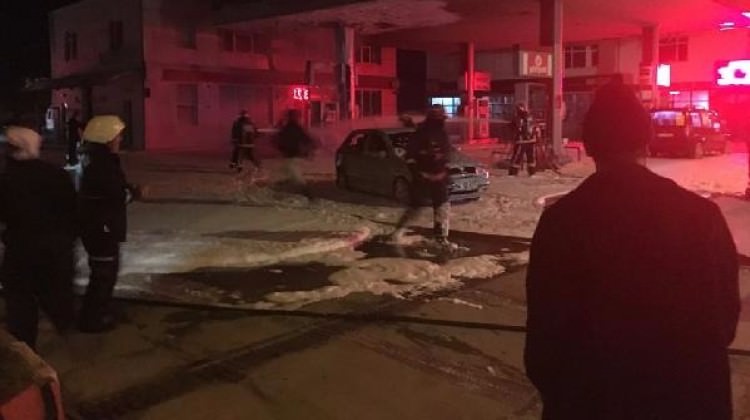 LPG doldurulurken otomobili alev alev yandı