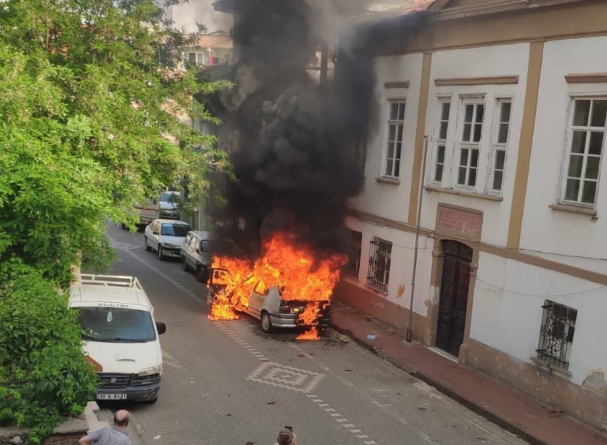 LPG’li otomobil alev topuna döndü...Patlama anları kamerada 