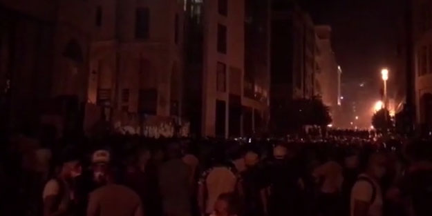 Lübnan sokaklarında karmaşa hâkim! Meclis binasını bastılar
