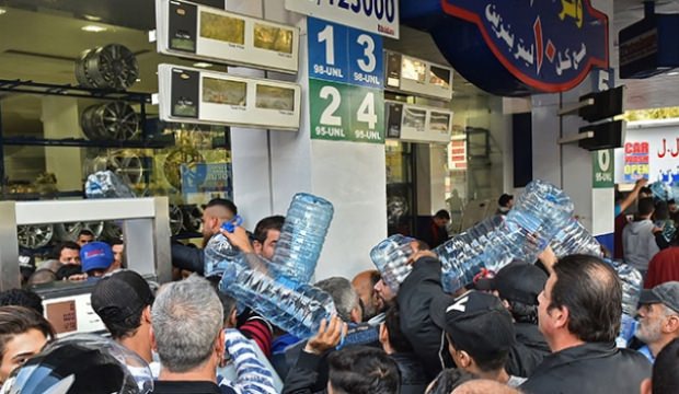 Lübnan'da akaryakıt istasyonlarında izdiham!
