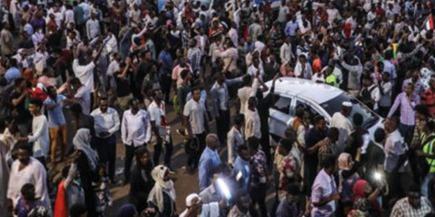 Lübnan'da büyük protesto! Yüzlerce kişi katıldı