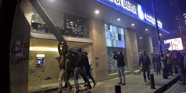 Lübnan'da gerginlik sürüyor! Göstericiler ile polis çatıştı