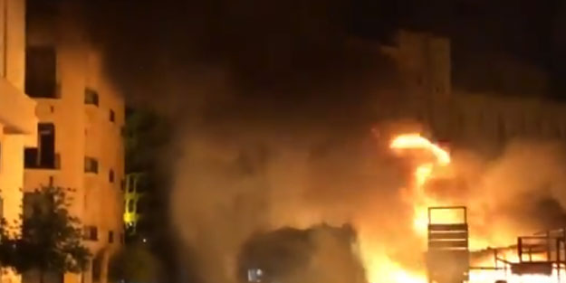 Lübnan'da halk merkez bankasını ateşe verdi