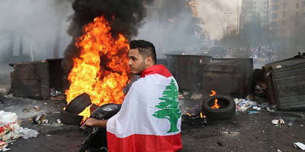 Lübnan'da halk sokağa döküldü! Ortalık savaş alanına döndü