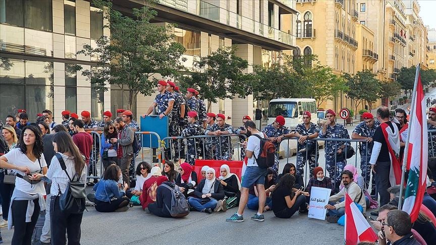 Lübnan'da meclis binasını kuşatan göstericiler oturumu yaptırmadı
