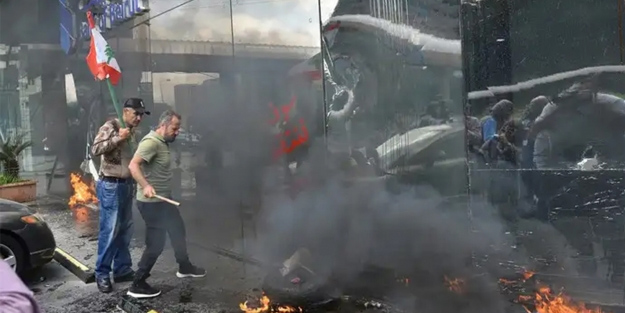 Lübnan'da paralarını çekemediler! Kriz, acı görüntüler: mağdurlar banka şubelerine saldırdı