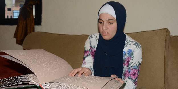Lübnanlı genç kız, görme engeline rağmen hafızlığını tamamlamanın mutluluğunu yaşıyor