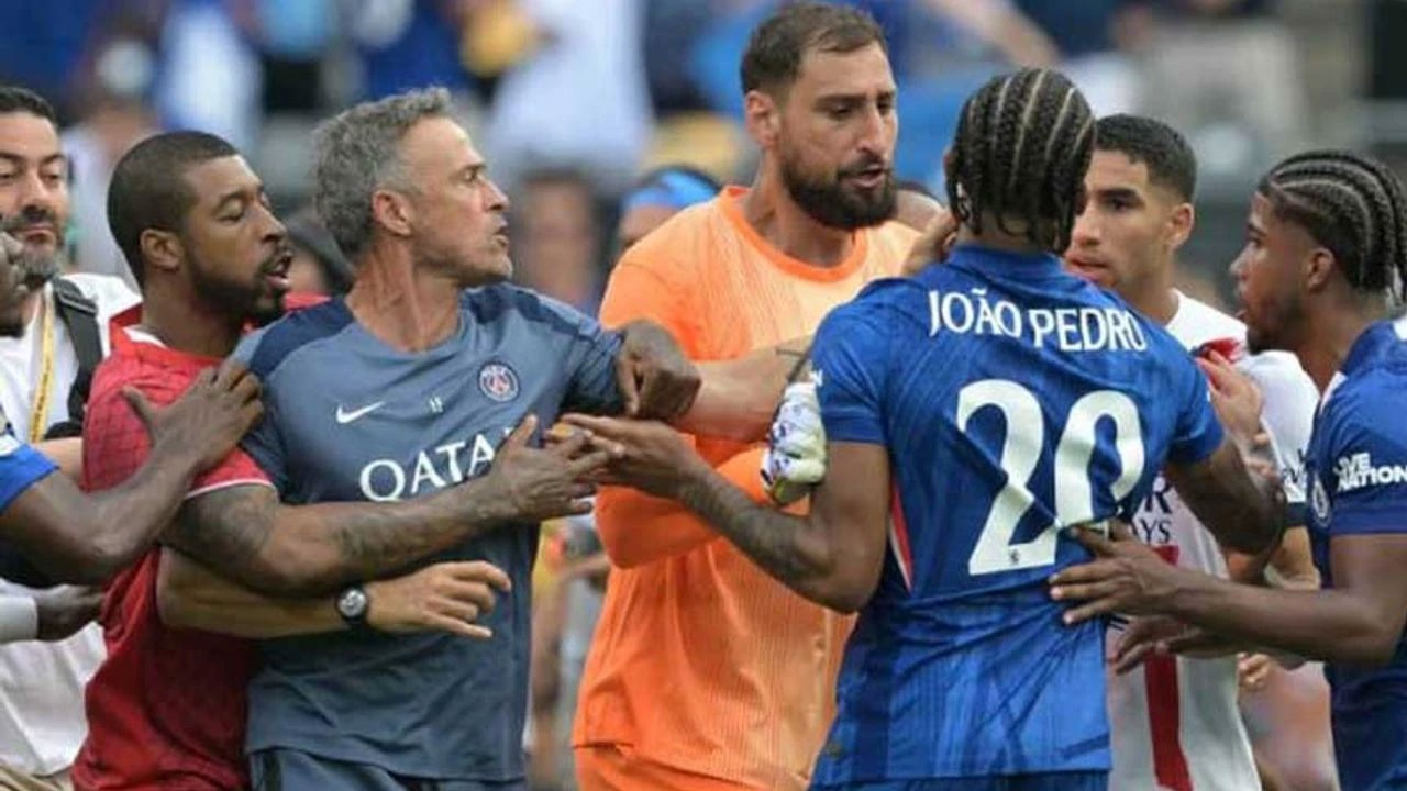 Luis Enrique, Joao Pedro'yu tokatladı