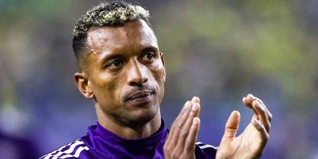 Luis Nani imzayı atıyor