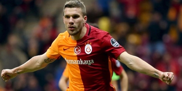 Lukas Podolski, Galatasaray'ın şampiyonluk kupalarıyla poz verdi