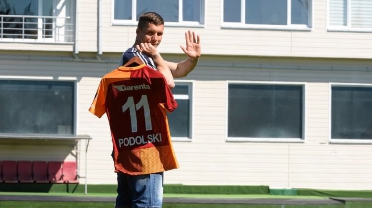 Lukas Podolski veda ediyor