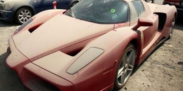 Lüks arabaları çöpe atıyorlar