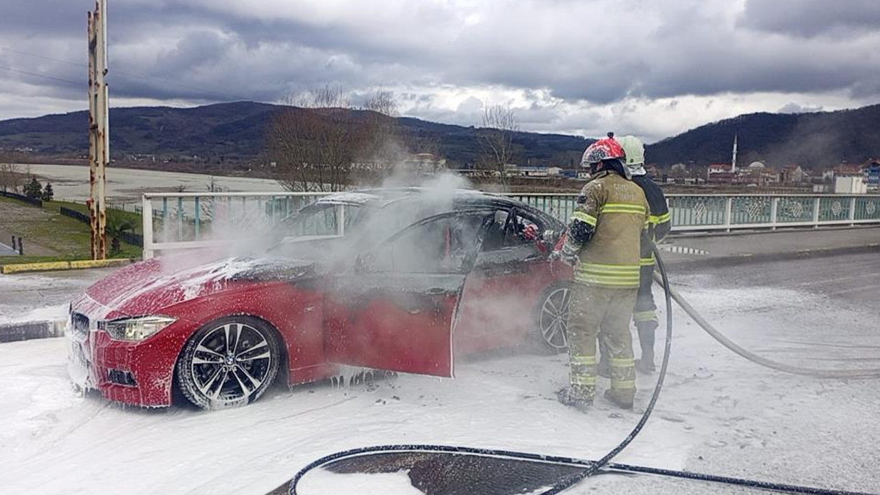 Lüks araç alev topuna döndü