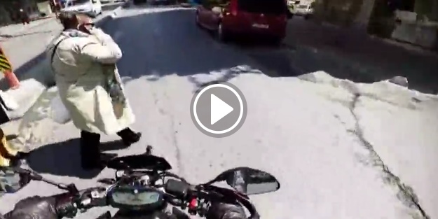 Lüks araca çarpmamak için kadına çarptı!