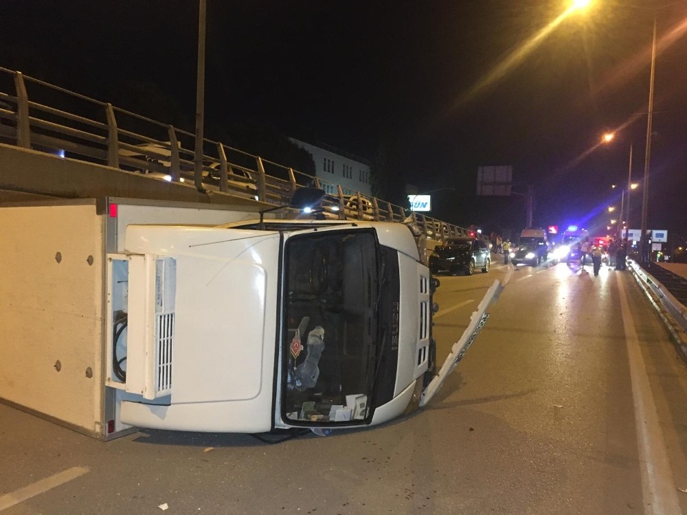 Lüks aracın çarptığı kamyonet yan yatarak metrelerce sürüklendi: 1 yaralı 