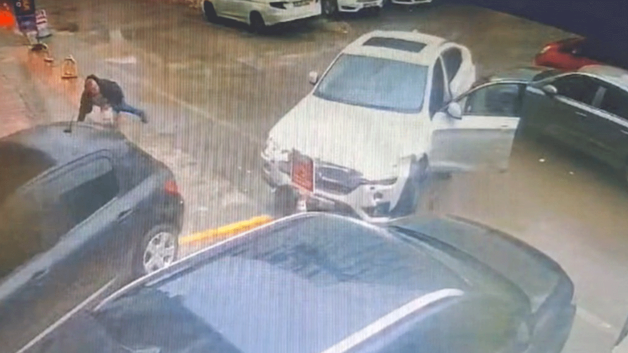 Lüks aracın çarptığı otomobil hastane aciline daldı!