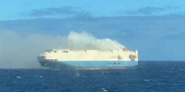 Lüks araçları taşıyan kargo gemisi alev alev yandı!