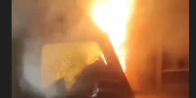 Lüks cip tıra çarptı: Vatandaşlar sürücüyü alevlerin arasından kurtardı