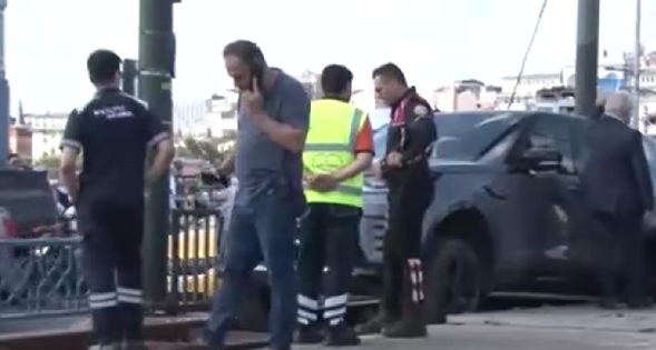 Lüks cip tramvay raylarında asılı kaldı