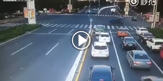 Lüks otomobil bomba gibi patladı