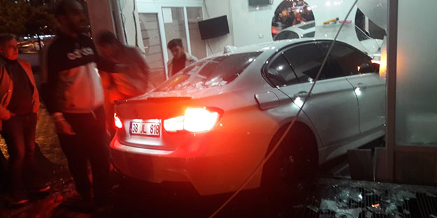 Lüks otomobil kuaföre daldı