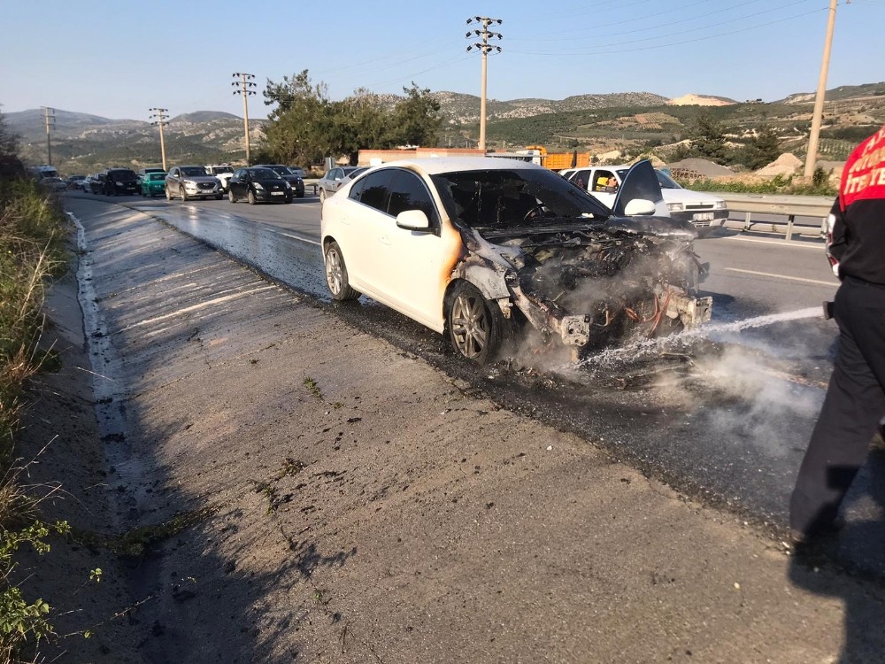 Lüks otomobil seyir halindeyken alev aldı 