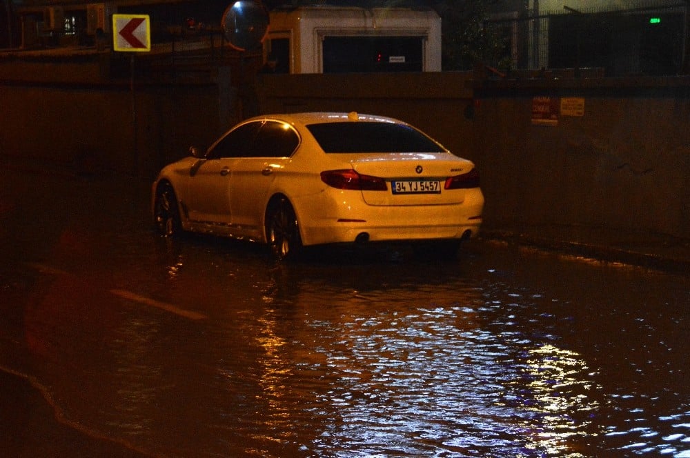 Lüks otomobil su birikintisi içerisinde mahsur kaldı 