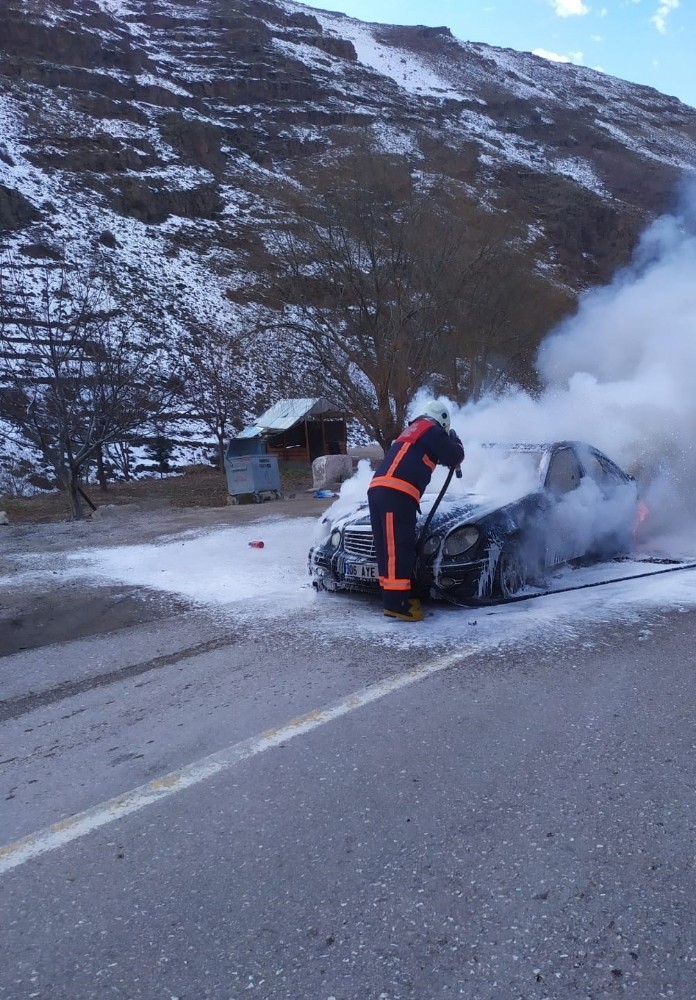 Lüks otomobilde çıkan yangın korkuttu 