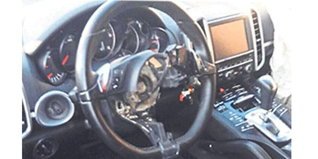 Lüks otomobilde hava yastığı dehşeti! Hava yastığı açıldı, içinden fırlayan cisim…