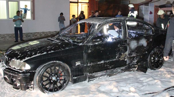 Lüks otomobili herkesin gözü önünde yaktı!
