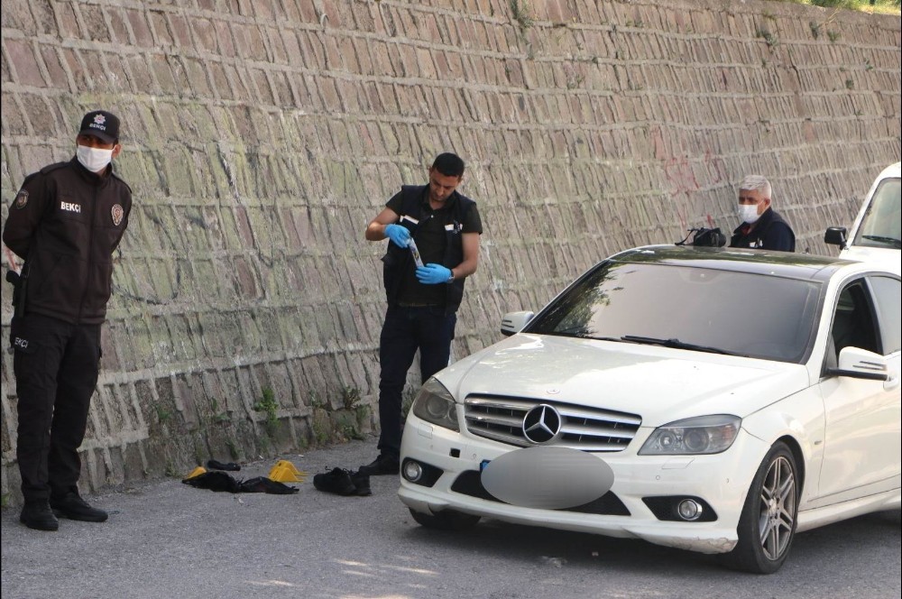 Lüks otomobilin önünü kesti, tabanca ile bacağından vurdu 