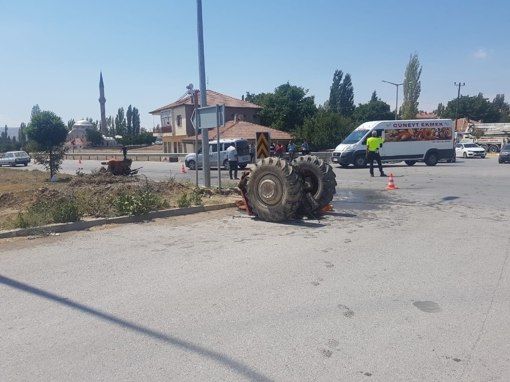 Lüks otomobille çarpışan traktör 2’ye bölündü 