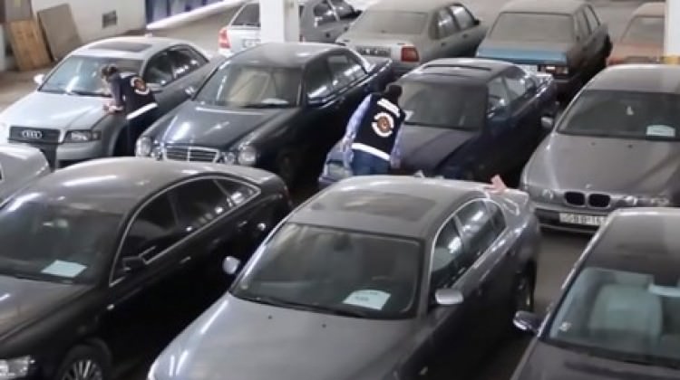 Lüks otomobiller gümrüğe takıldı