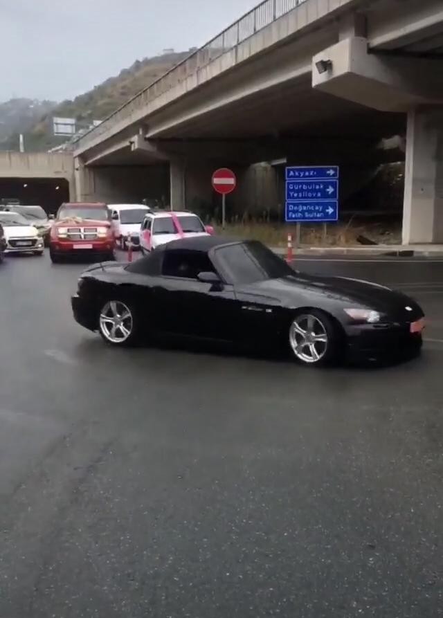 Lüks otomobillerle yolu kapatıp işte böyle drift yaptılar 