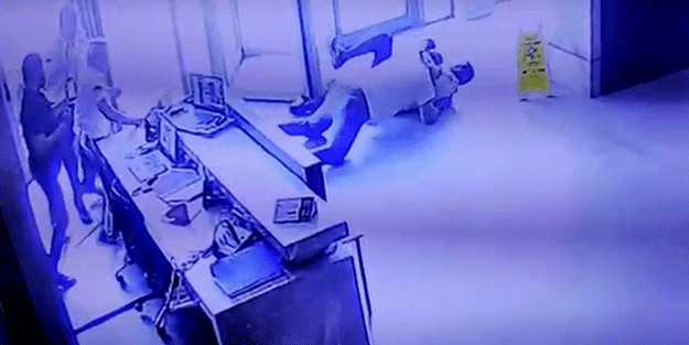 Lüks rezidansta baston ve yumruklu kavga