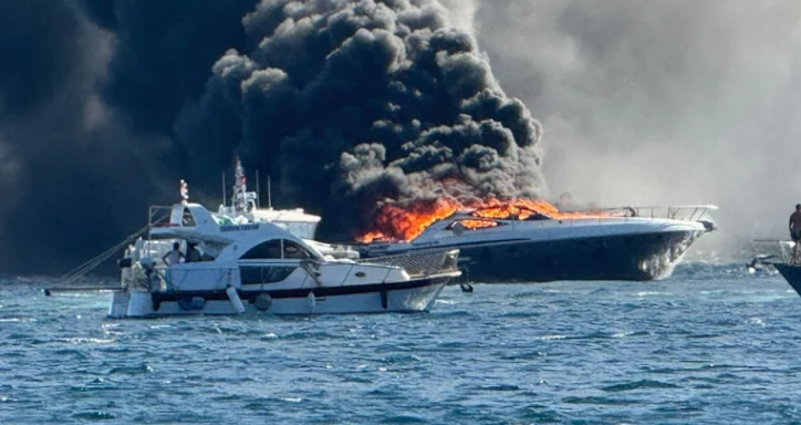 Lüks yat denizin ortasında alev aldı