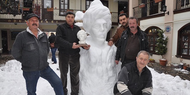 Lüle taşı ustalarından kardan 'Yunus Emre' heykeli