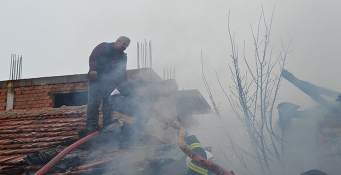 Lüleburgaz'da bir evde çıkan yangın paniğe neden oldu