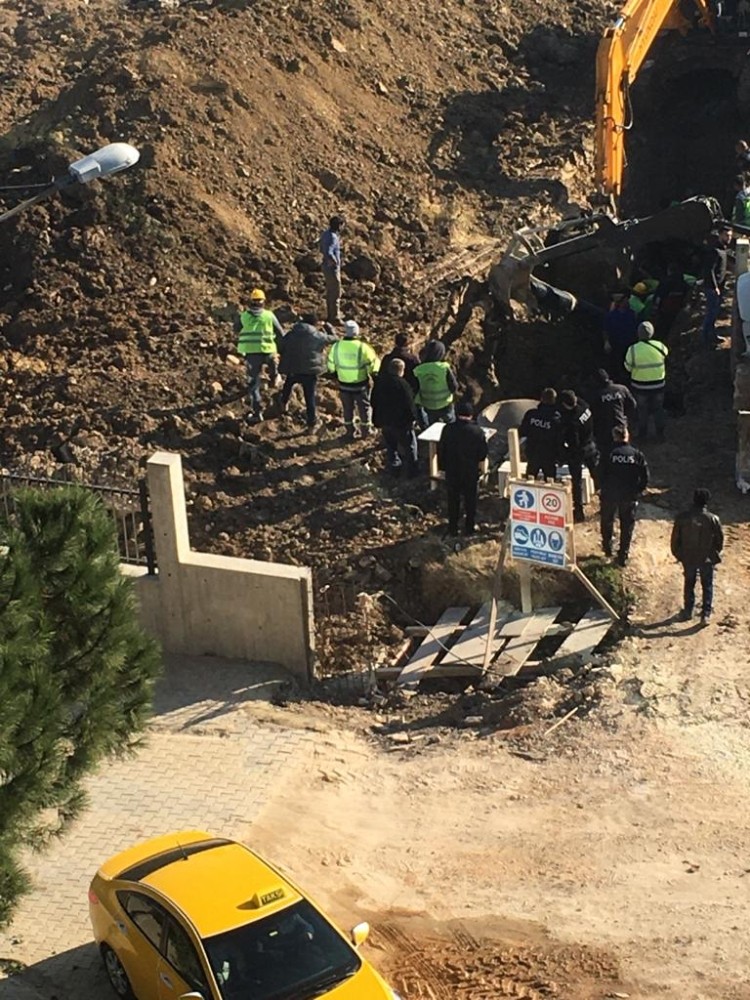 Lüleburgaz’da toprak altında kalan işçilerin kurtarılma anına dair görüntüler ortaya çıktı 