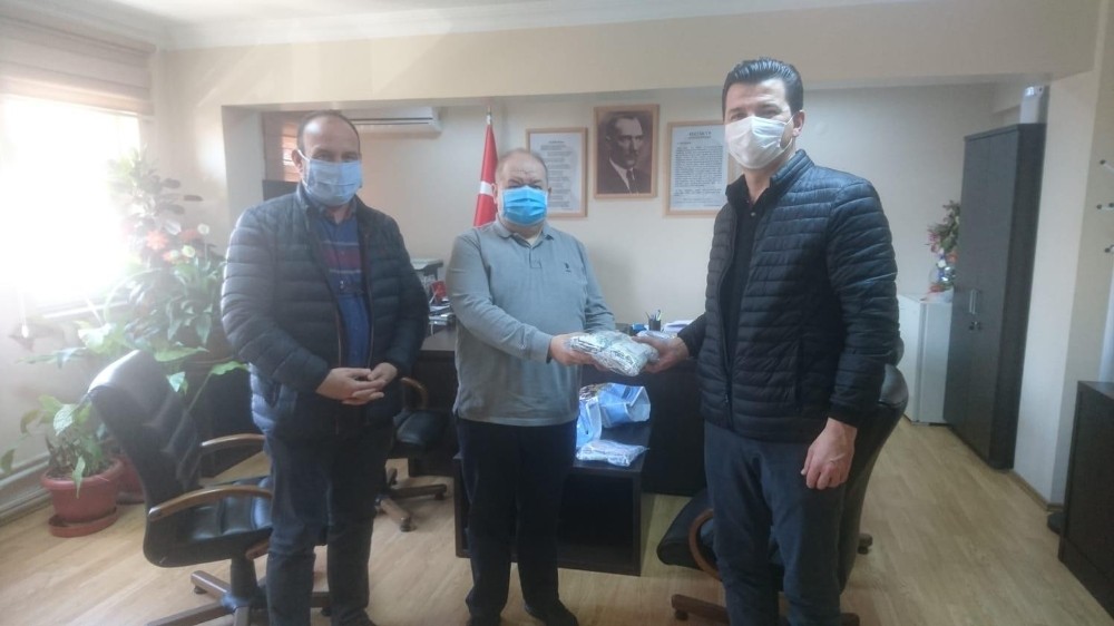Lüleburgaz’da üretilen maskeler sağlıkçılara teslim edildi 