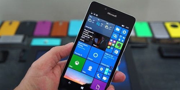 Lumia 950'nin fiyatı düştükçe düşüyor